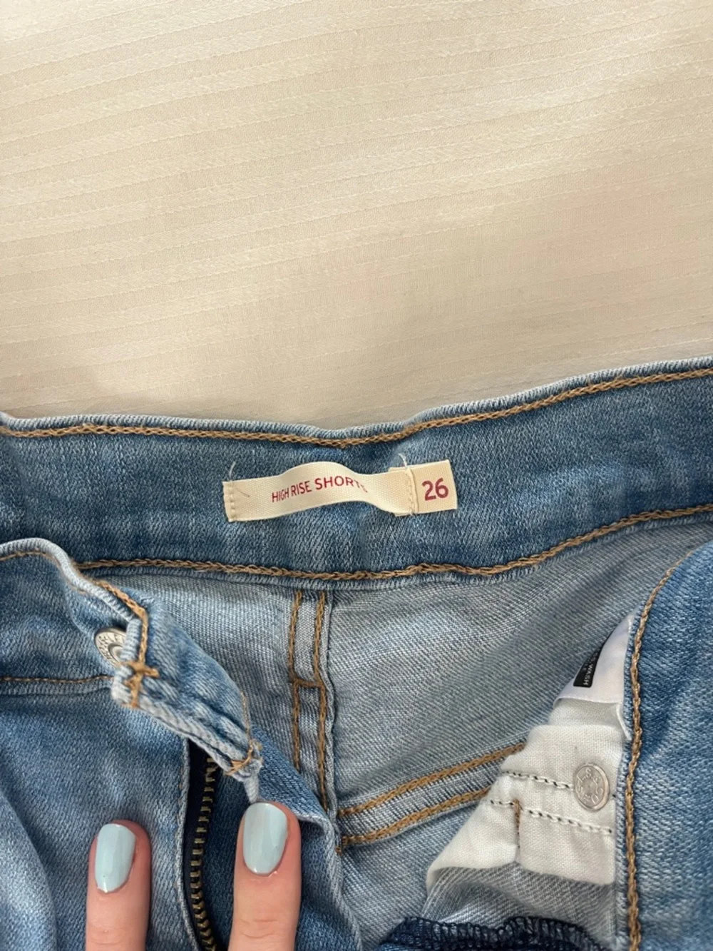 Women’s Levi’s shorts - Picture 2 of 4